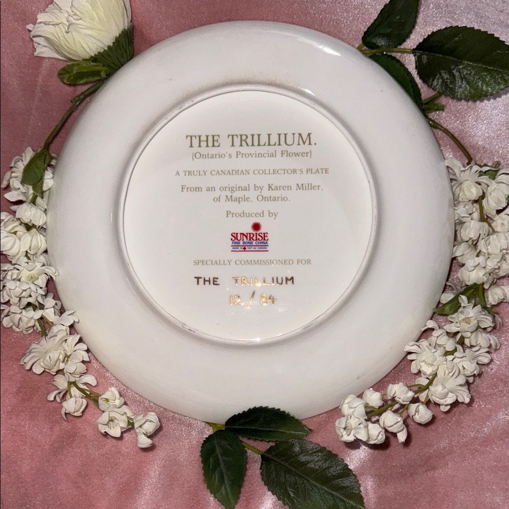 Floral Decorative Plate "The Trillium" with White Flowers Collectionneur - Picture 3 of 4